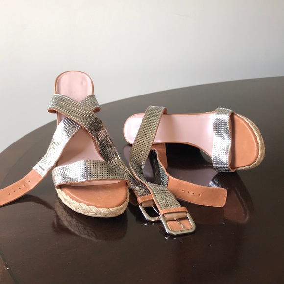 Stuart Weitzman Metal platted Alex crochet Wedges - Picture 6 of 8